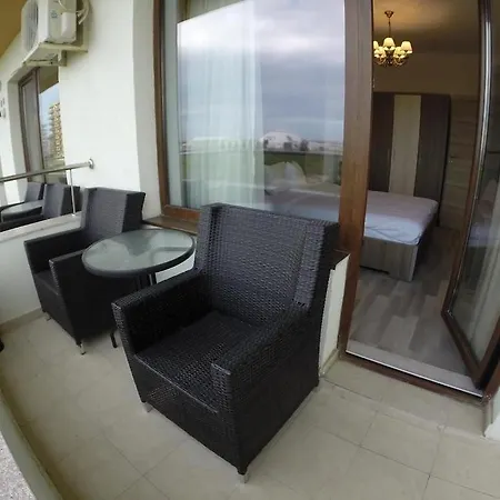 Maxx Aparts Summerland Sunwaves *